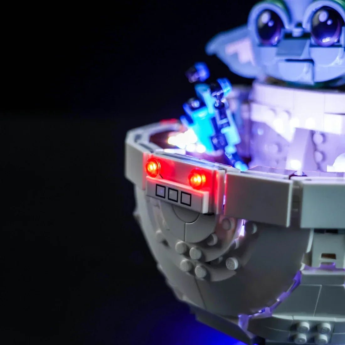 LEGO Grogu in schwebender Wiege mit roten und blauen Lichtern