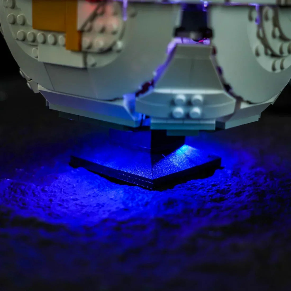 LEGO Todesstern mit blauer LED-Beleuchtung von unten