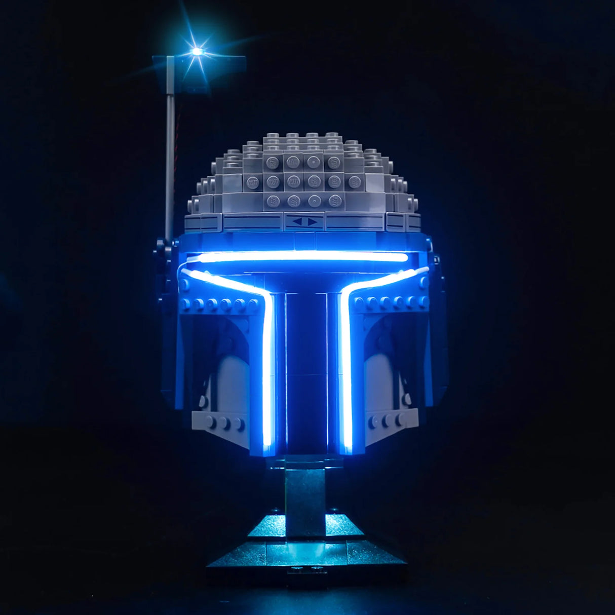 LEGO Star Wars Mandalorianer Helm mit blauer LED-Beleuchtung auf schwarzem Hintergrund