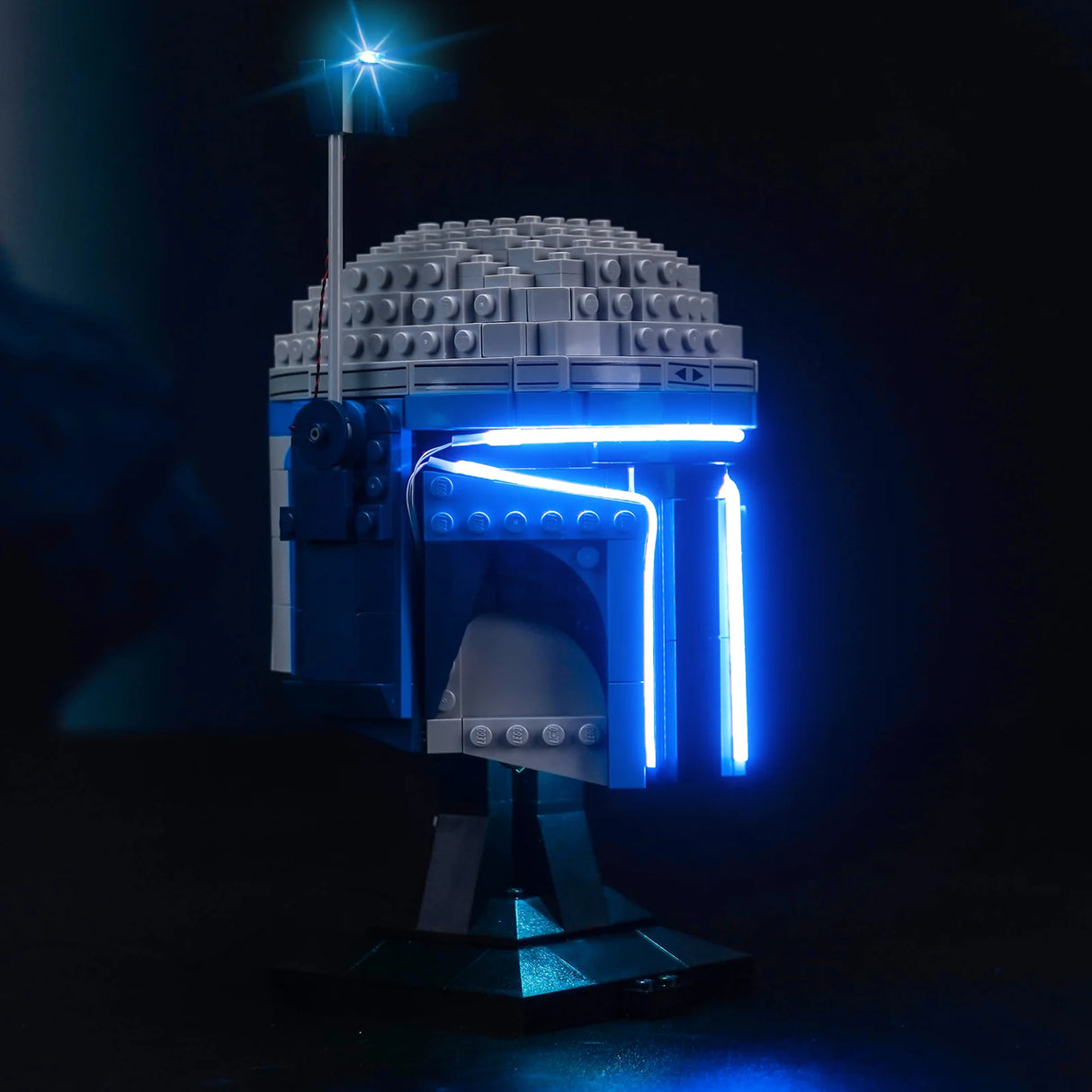 LEGO Star Wars Helm mit blauer LED-Beleuchtung auf schwarzem Hintergrund