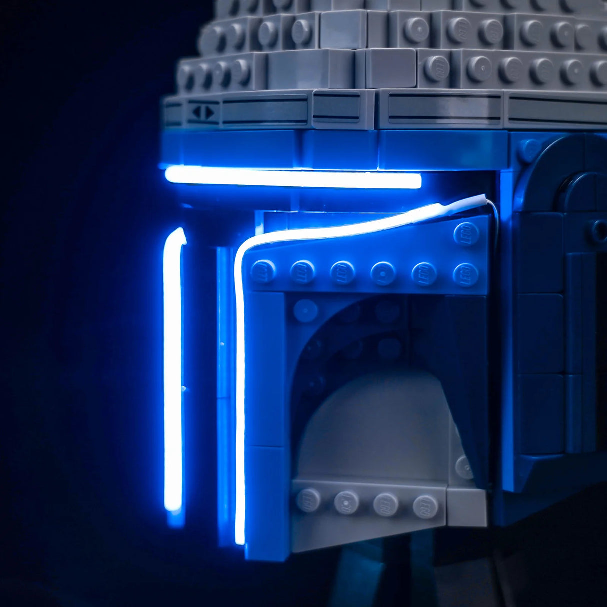 Nahaufnahme eines Lego-Helms mit blauer LED-Beleuchtung