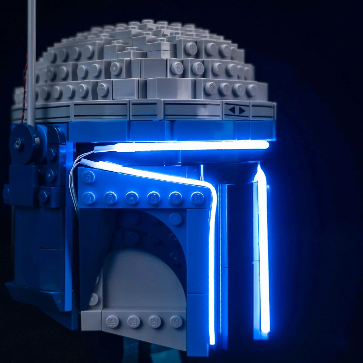 Nahaufnahme eines LEGO Mandalorianer-Helms mit blauer LED-Beleuchtung
