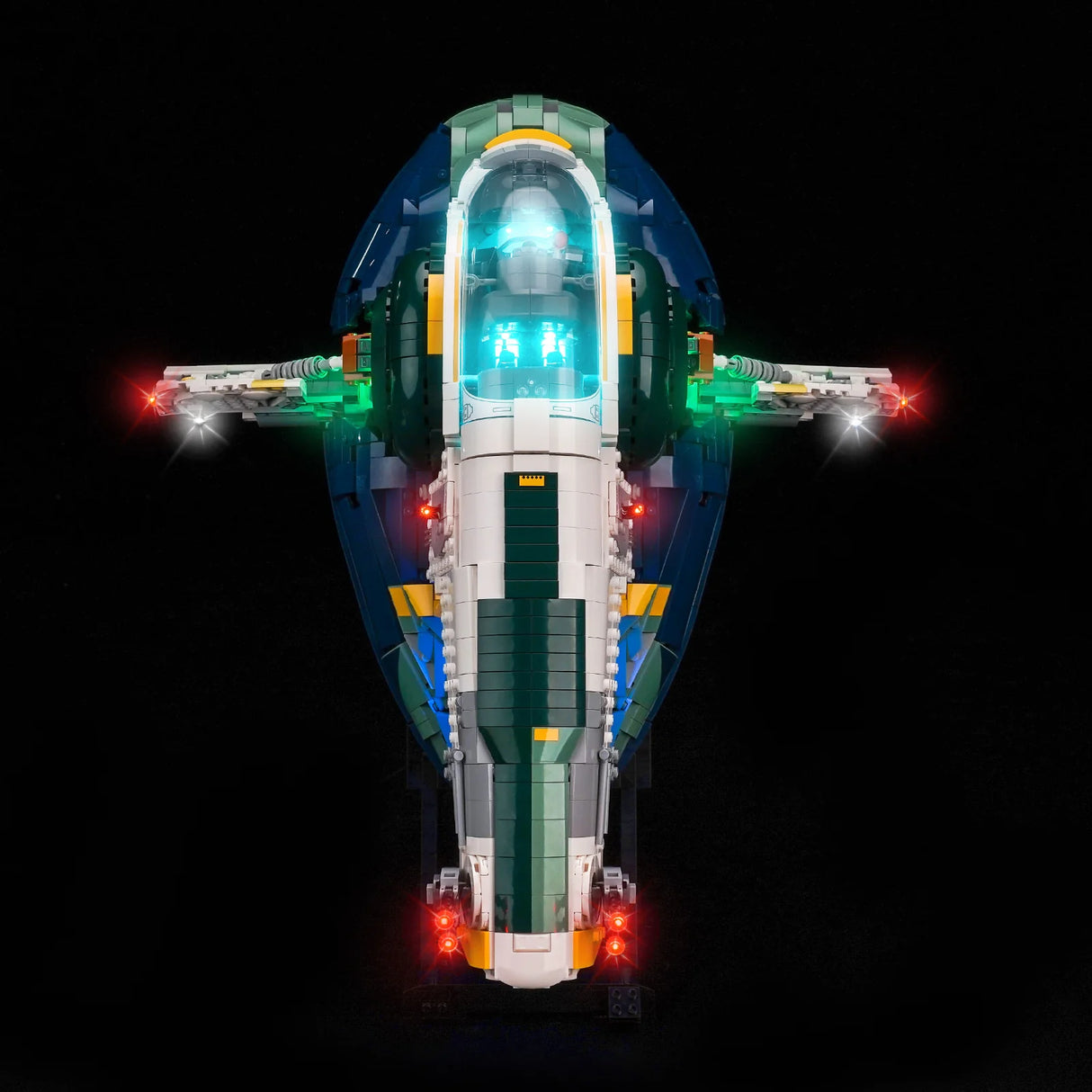 Ein LEGO Raumschiff mit leuchtenden Lichtern in Blau, Grün, Rot und Weiß auf schwarzem Hintergrund