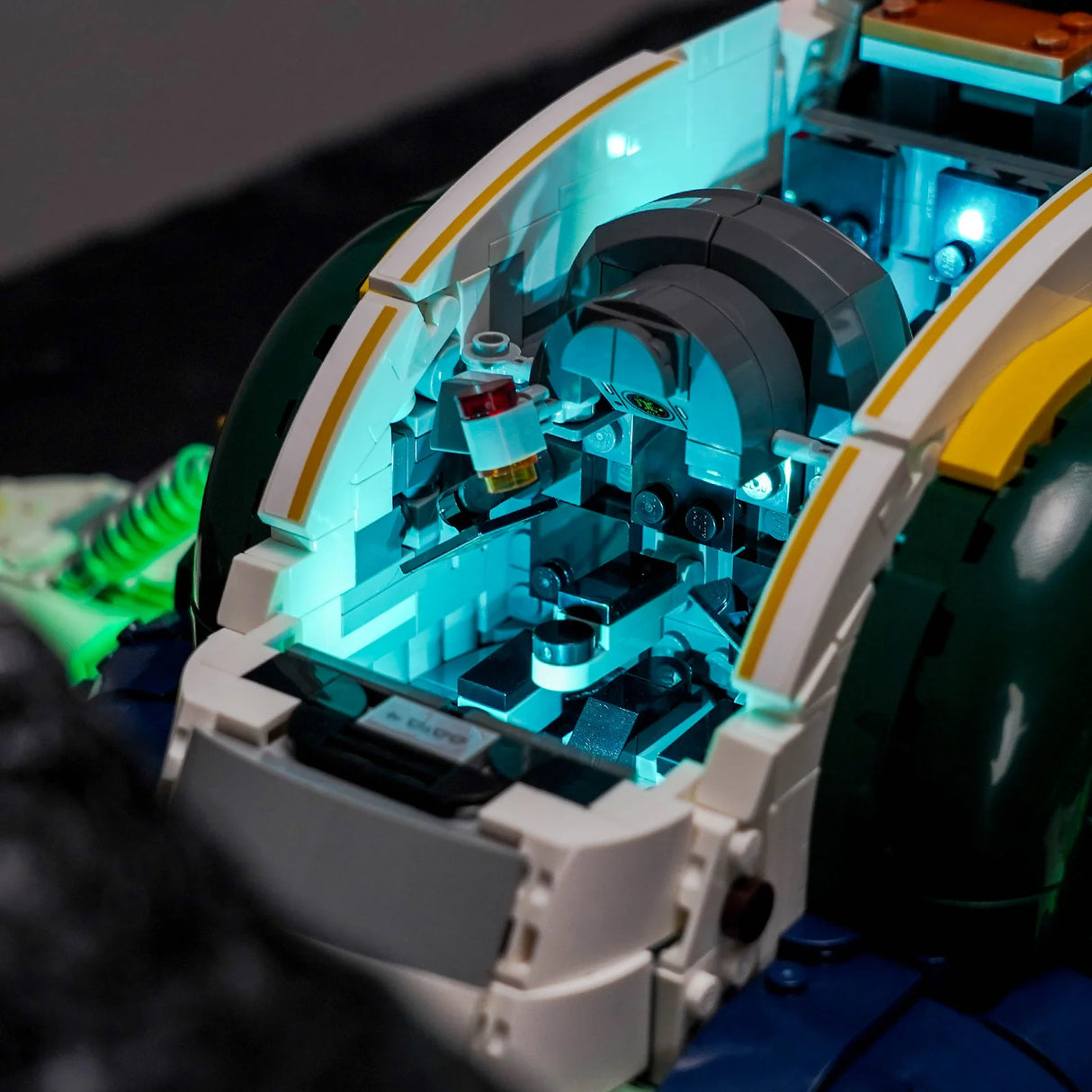 Nahaufnahme des Cockpits eines LEGO Raumschiffs mit leuchtenden blauen Lichtern