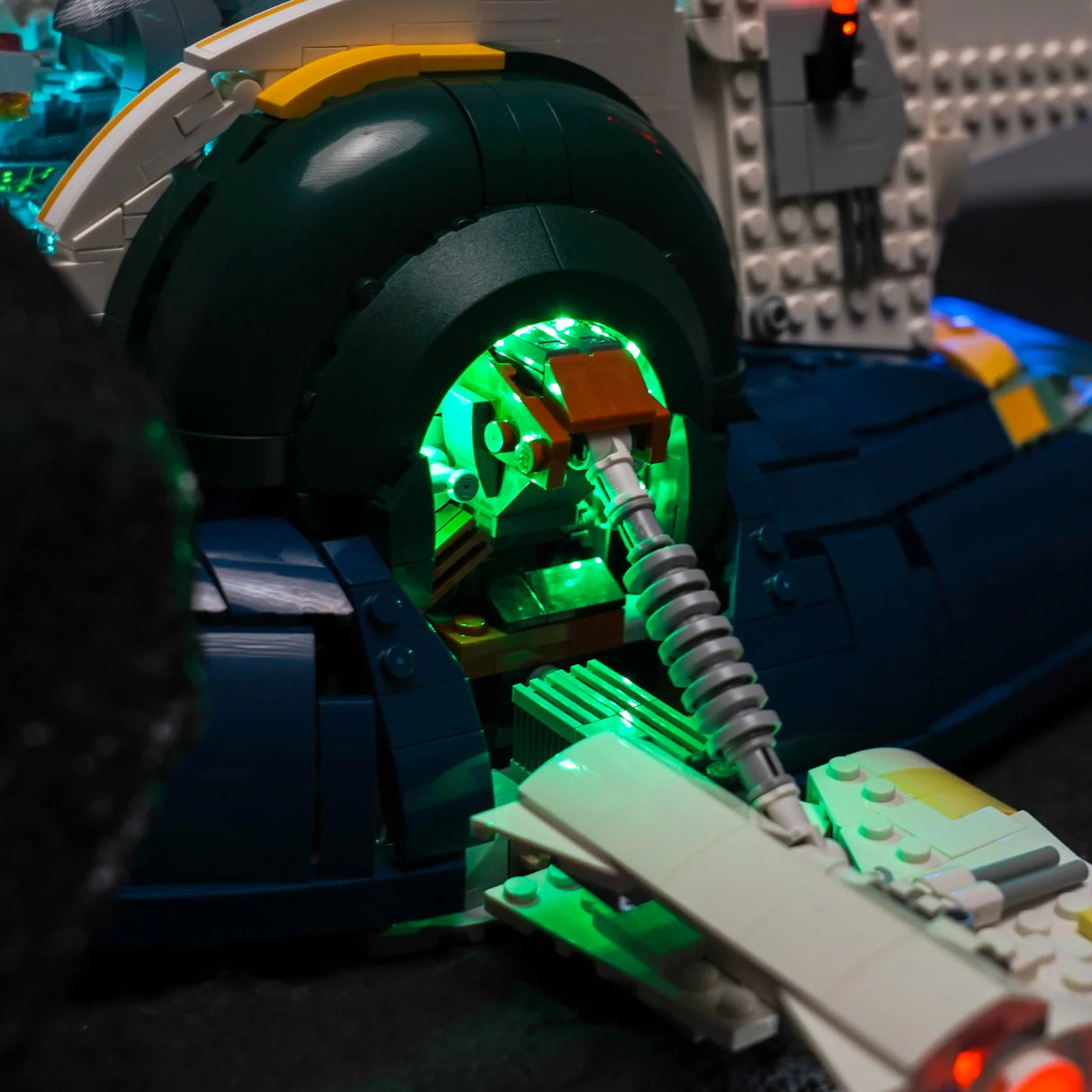 Nahaufnahme eines LEGO Raumschiffs mit leuchtend grünen Lichtern