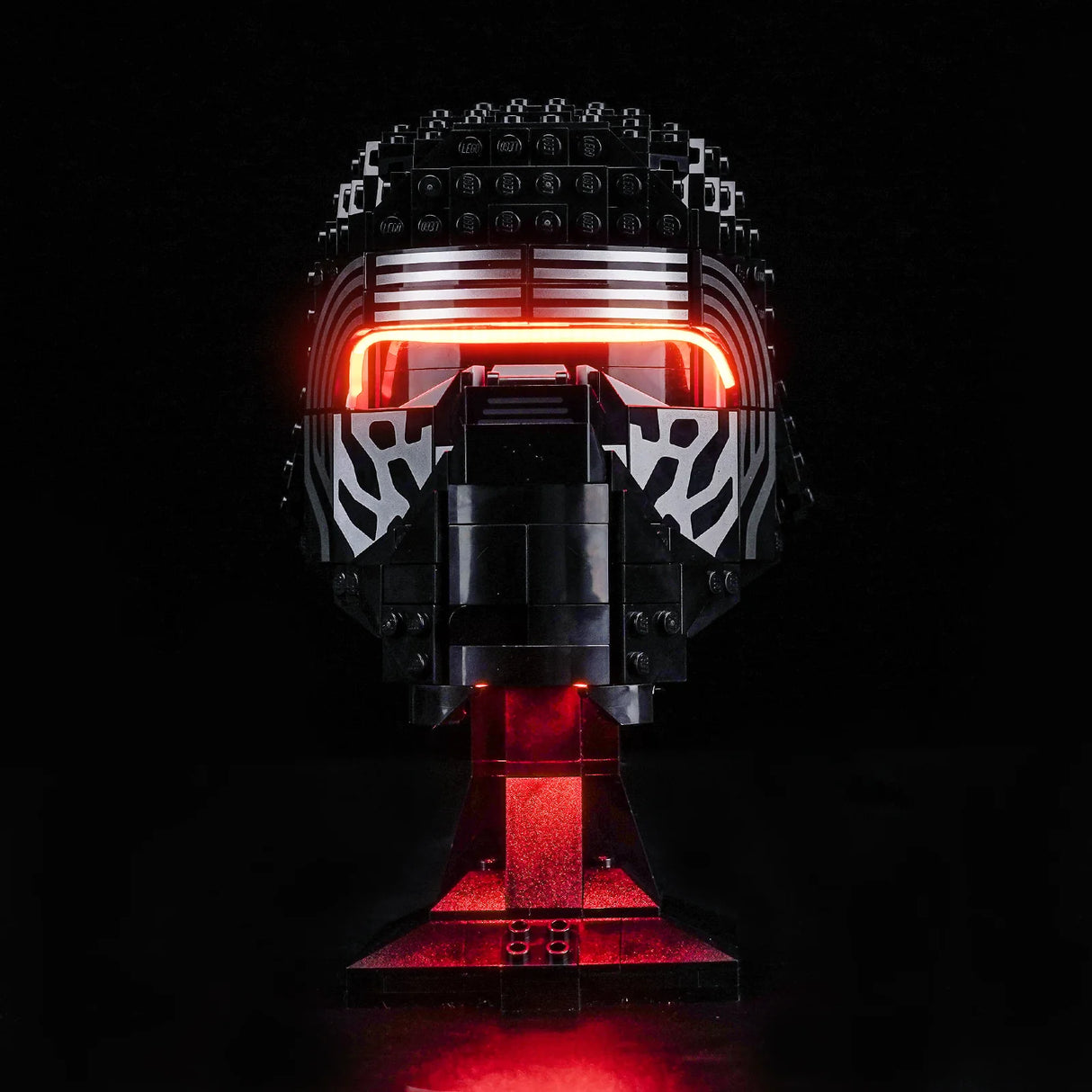 LEGO Star Wars Kylo Ren Helm mit roter Beleuchtung auf schwarzem Hintergrund