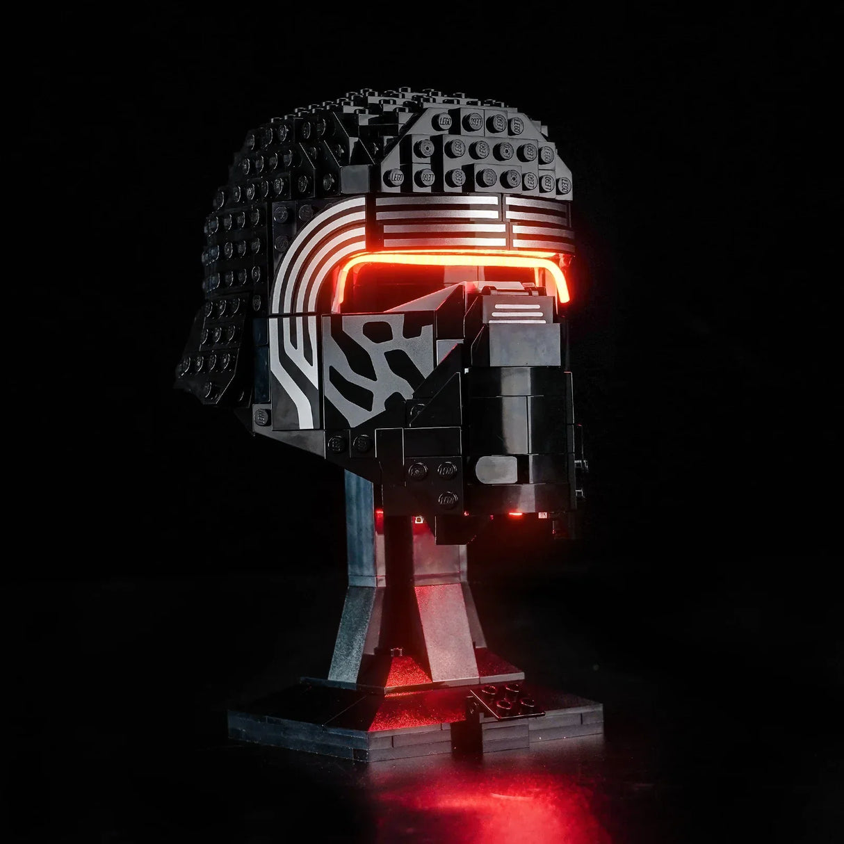 Kylo Ren Helm aus LEGO Steinen mit leuchtendem Visier auf schwarzem Hintergrund