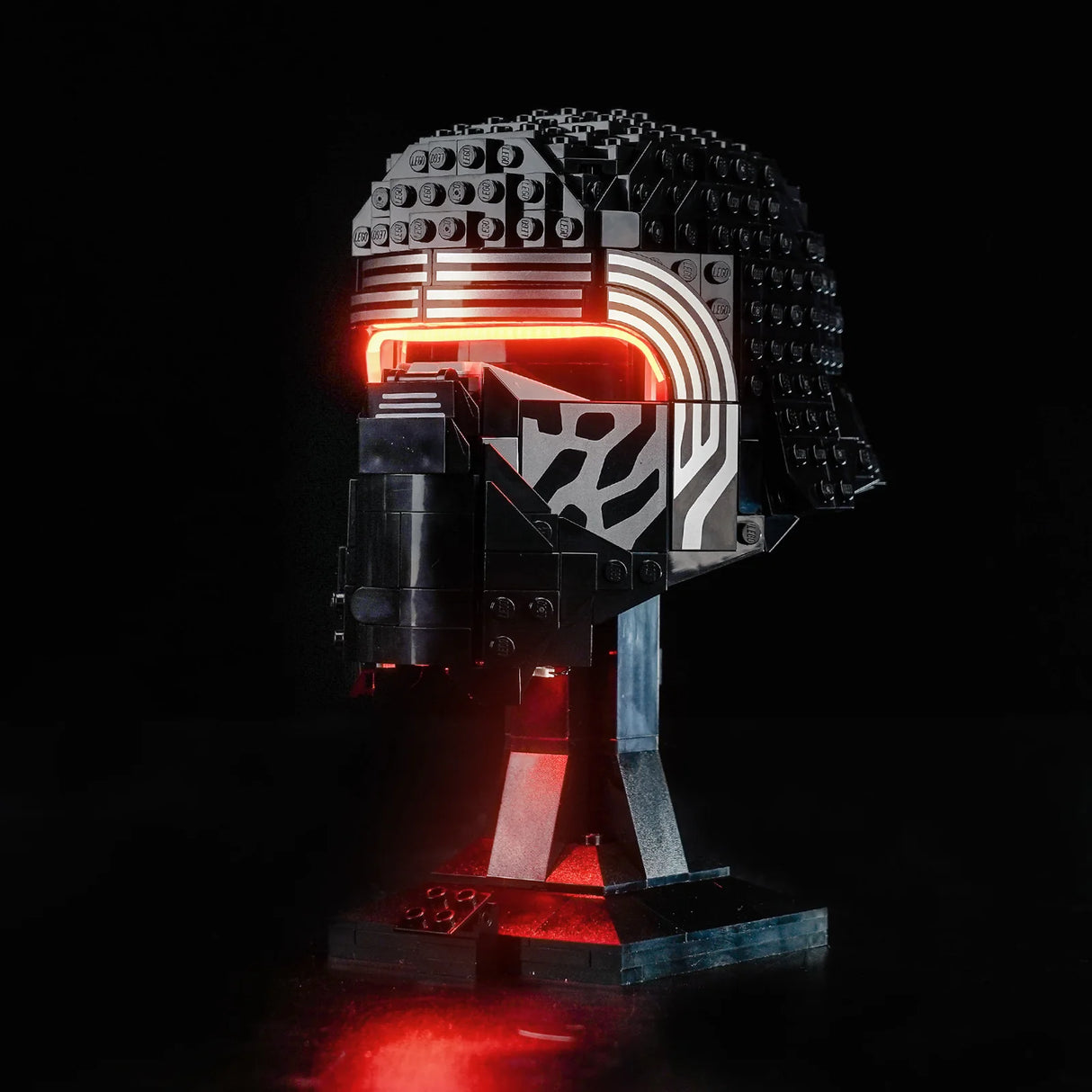 LEGO Kylo Ren Helm mit leuchtendem roten Visier auf schwarzem Hintergrund