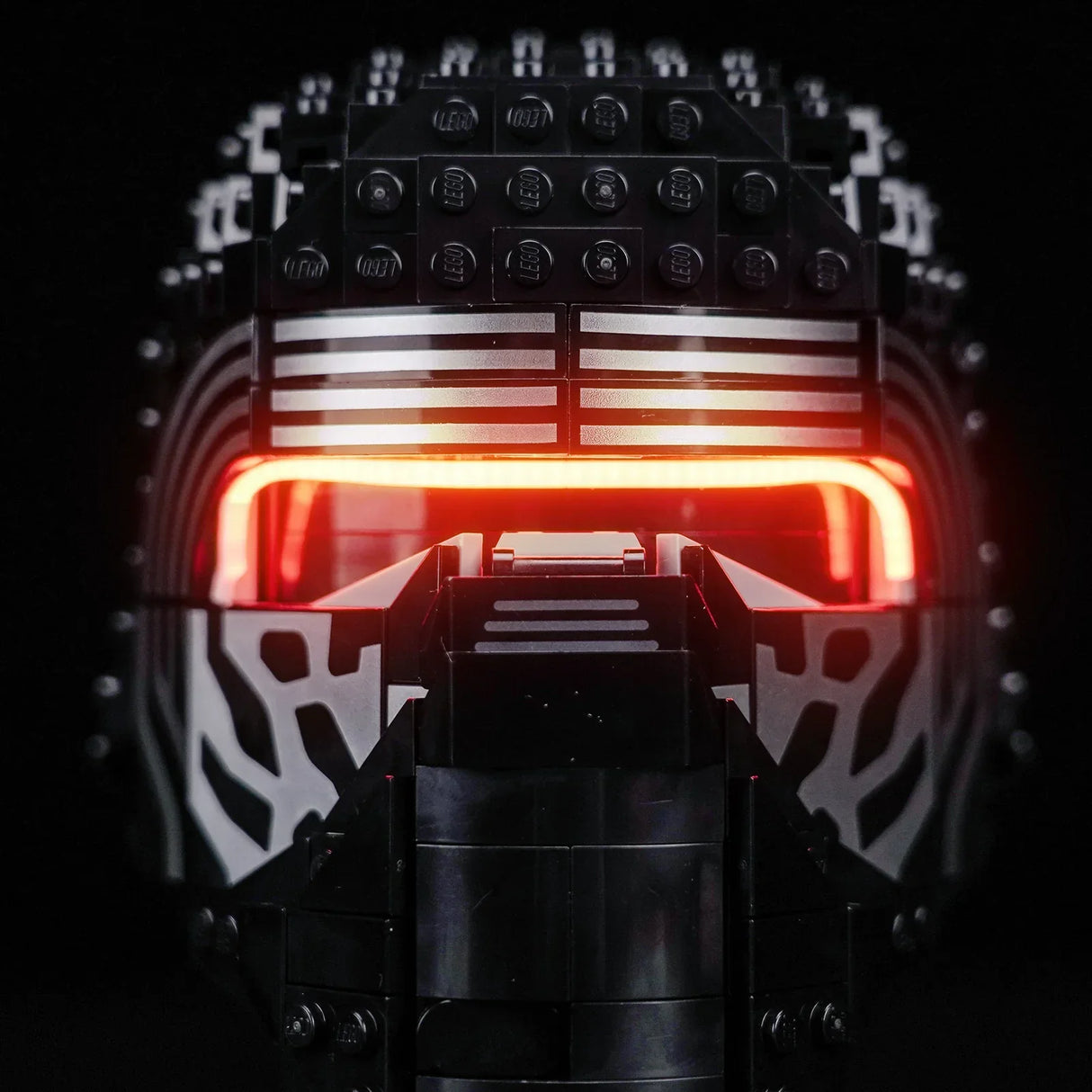 Nahaufnahme eines LEGO Kylo Ren Helms mit leuchtend rotem Visier