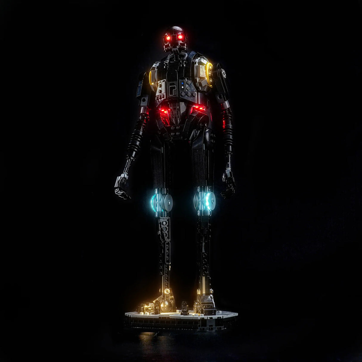 Ein schwarzer Roboter mit roten Augen und leuchtenden blauen und gelben Lichtern auf schwarzem Hintergrund