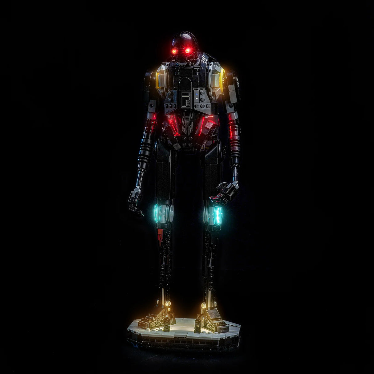 Ein schwarzer Roboter mit roten Augen und leuchtenden roten, gelben und blauen Lichtern auf schwarzem Hintergrund