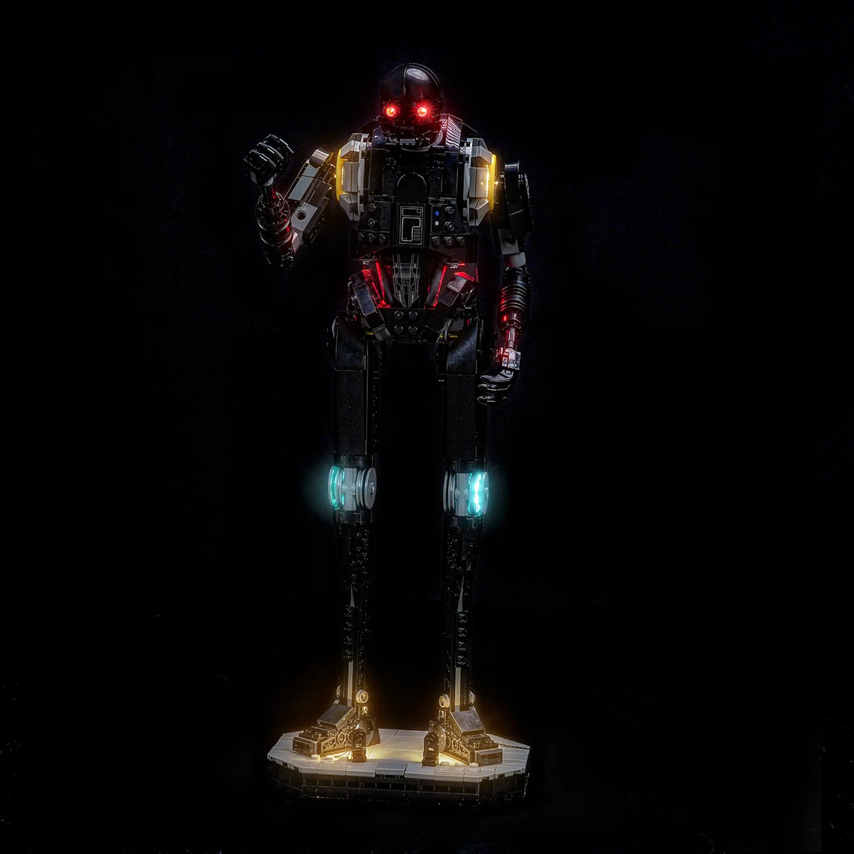 Ein schwarzer Roboter mit leuchtend roten Augen und farbigen Lichtern an Armen und Beinen
