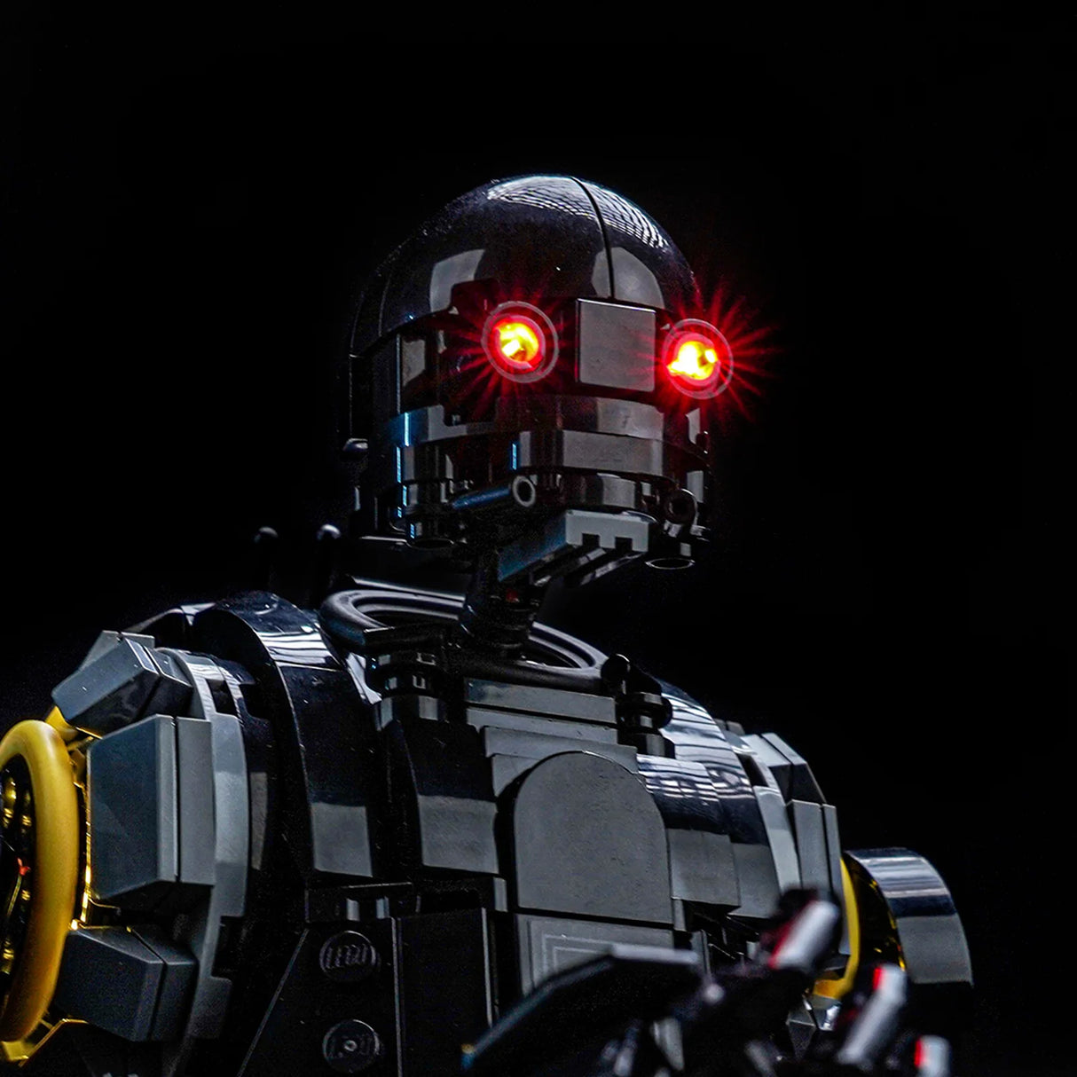 Nahaufnahme eines schwarzen Roboters mit leuchtend roten Augen