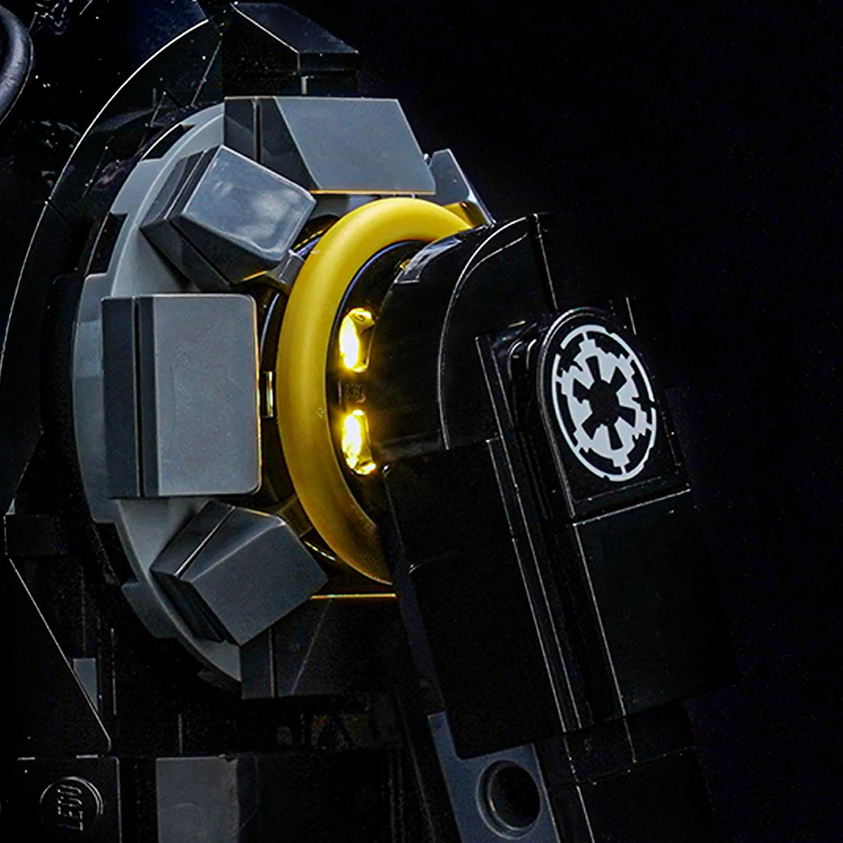 Nahaufnahme eines LEGO Star Wars AT-AT-Modells mit leuchtenden gelben Lichtern und dem imperialen Logo