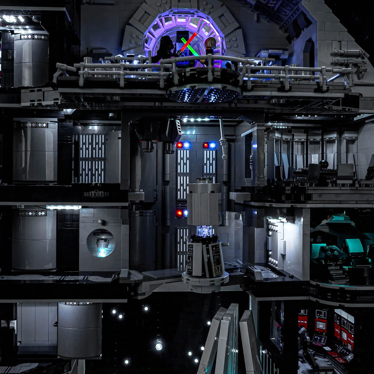 Beleuchtetes LEGO Todesstern Modell mit Darth Vader und Luke Skywalker im Duell