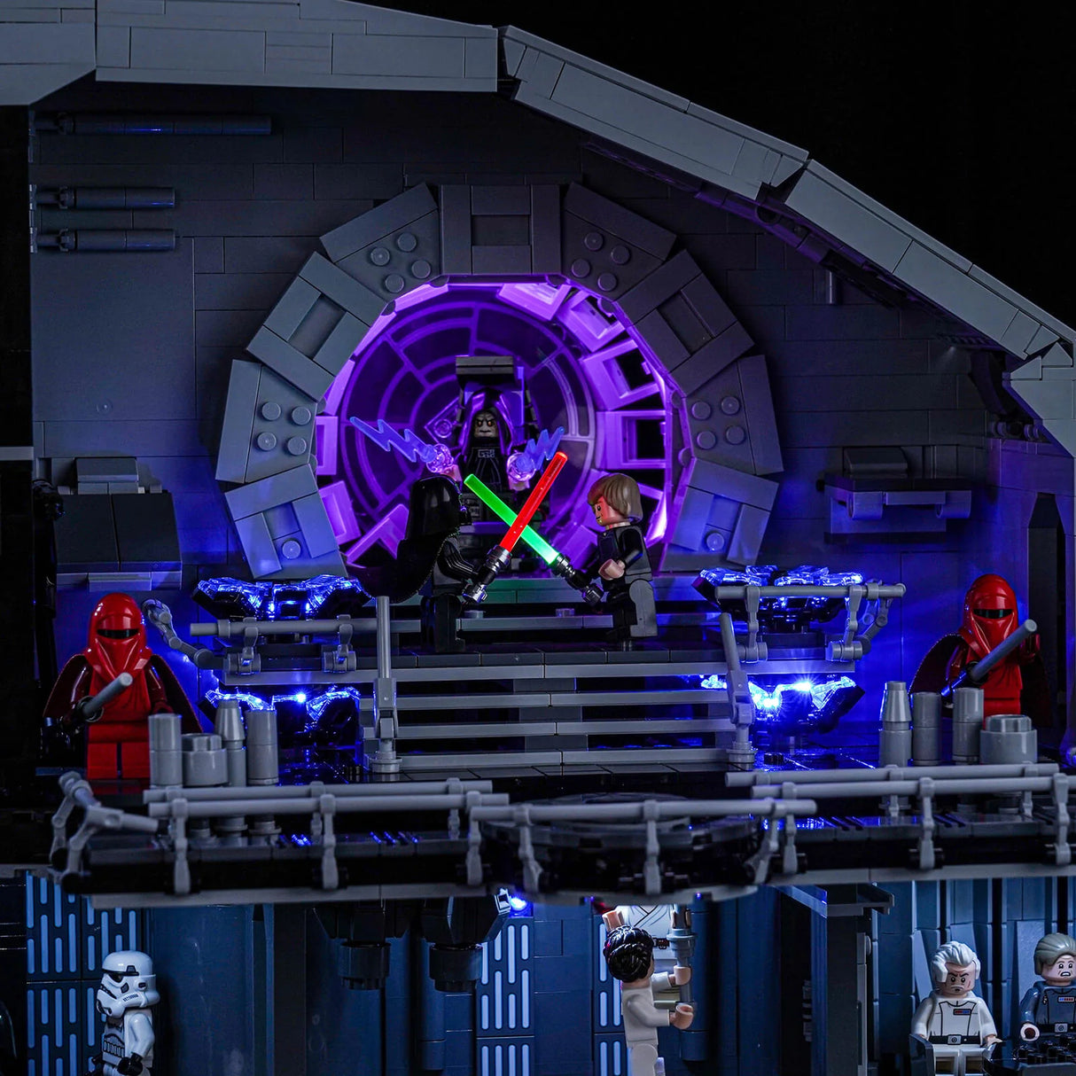 Lego Star Wars Figuren Darth Vader und Luke Skywalker im Kampf mit Lichtschwertern