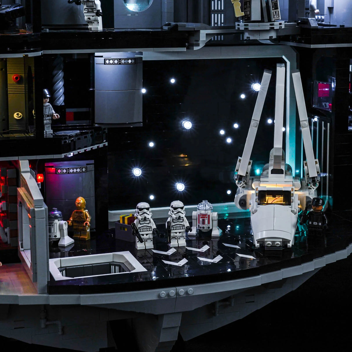 Lego Todesstern mit Stormtroopern, C-3PO, R2-D2 und einem Shuttle, beleuchtet