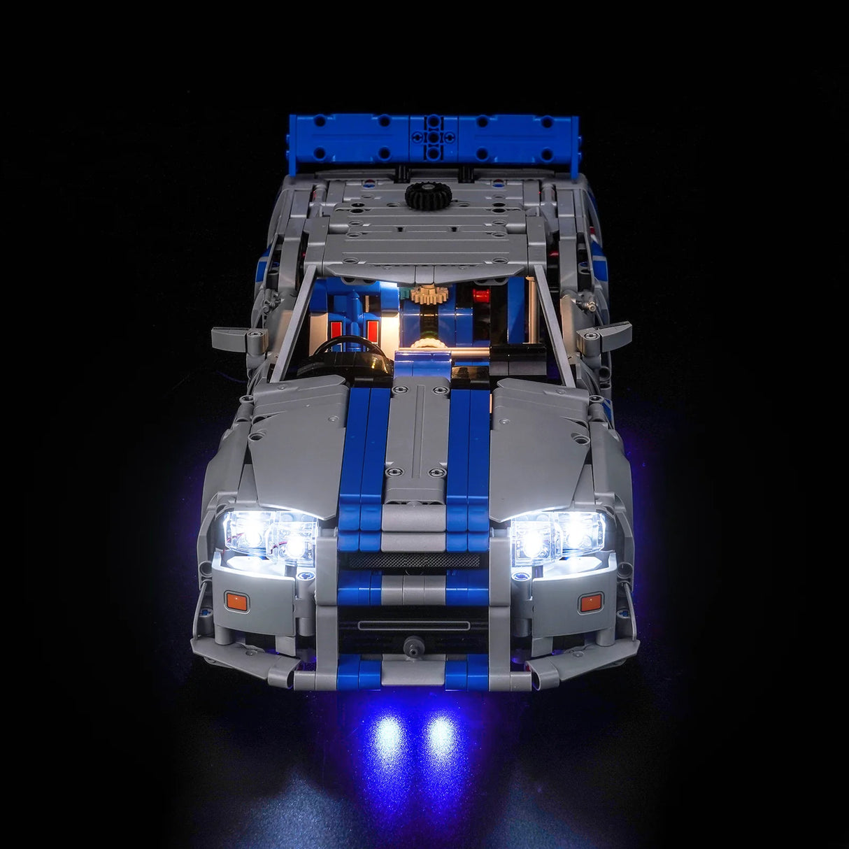 Graues und blaues Lego-Auto mit leuchtenden Scheinwerfern und Unterbodenbeleuchtung