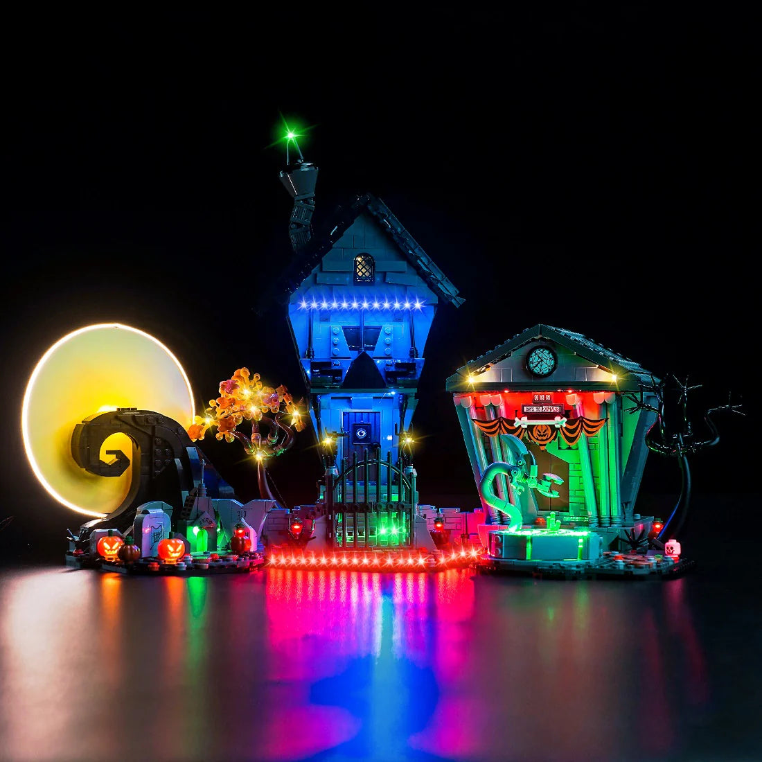Beleuchtetes Lego Modell von Jacks Haus aus Nightmare Before Christmas vor einem leuchtenden Vollmond