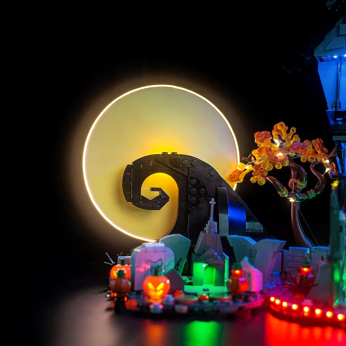 Beleuchtetes Lego Set mit Vollmond Hintergrund und Friedhofsszene