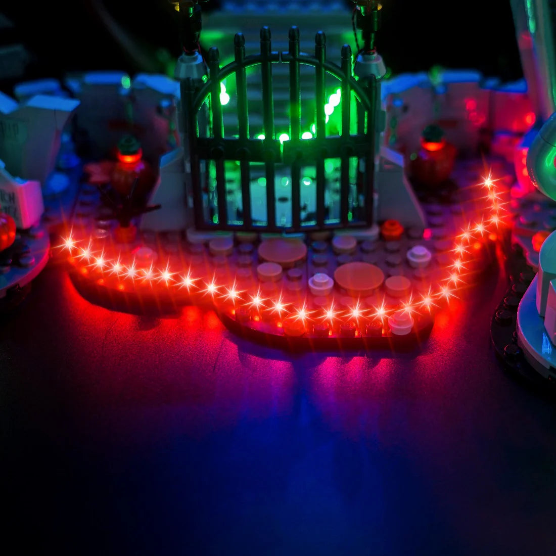Beleuchtetes Lego Modell mit grünem Tor und roter Lichterkette