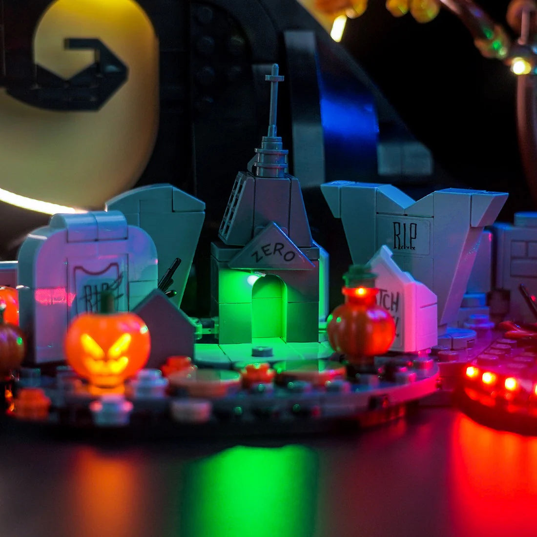 Beleuchtetes Lego Modell eines Friedhofs mit Grabsteinen und Kürbissen
