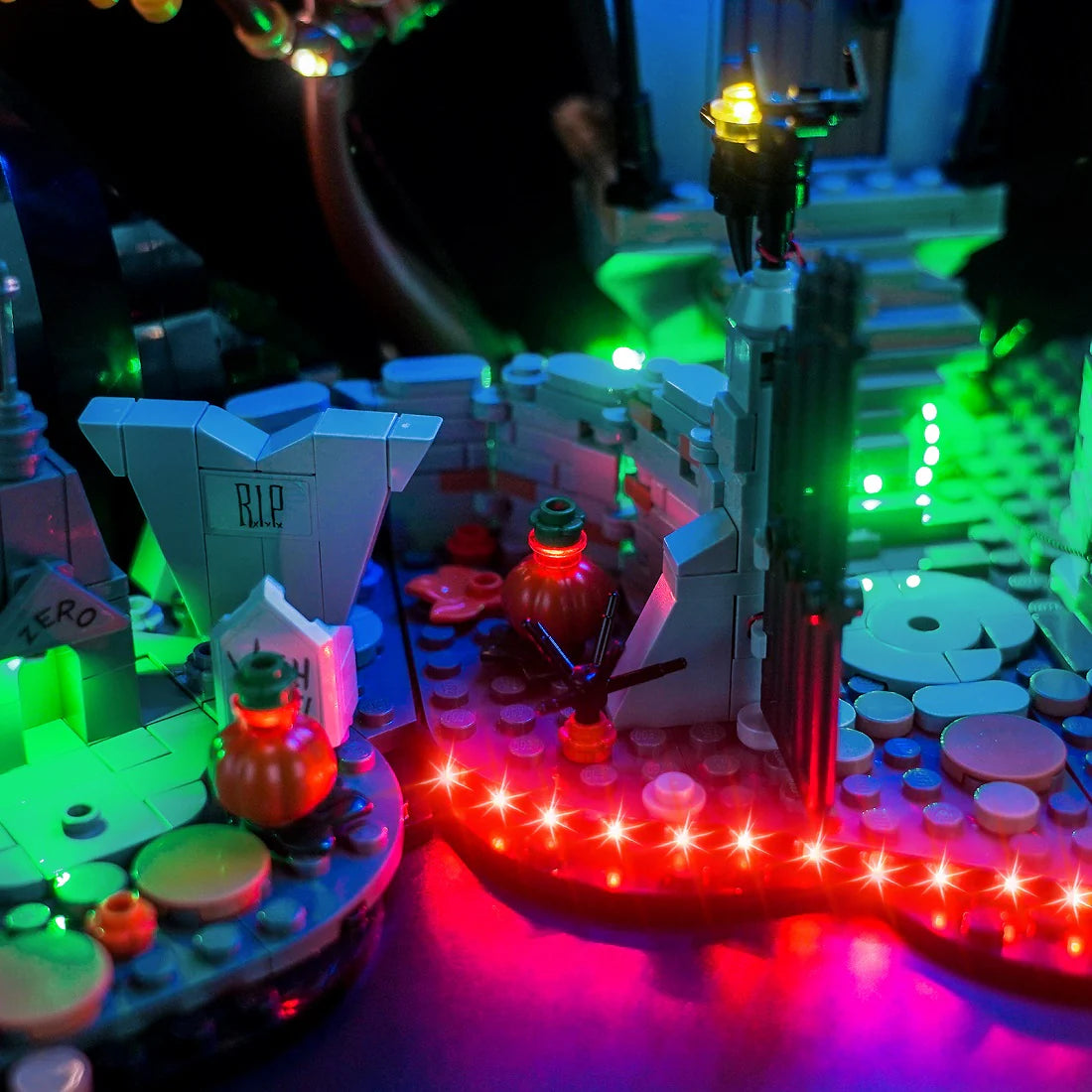 Beleuchtetes Lego Set mit Grabsteinen und Kürbis in grüner und roter LED Beleuchtung
