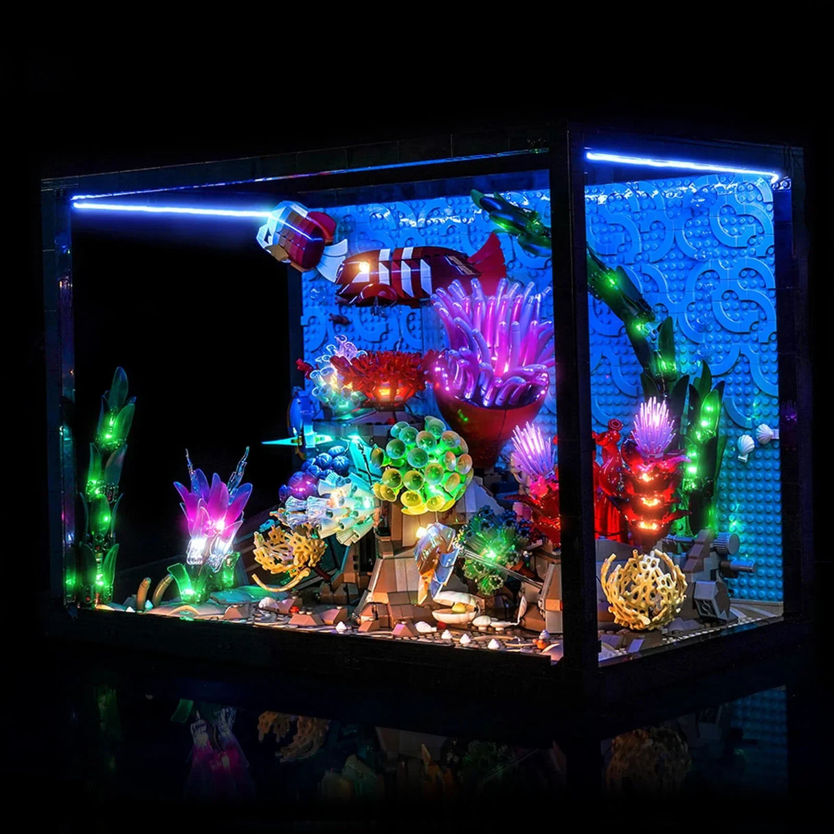 Beleuchtetes LEGO Aquarium mit bunten Korallen und Fischen