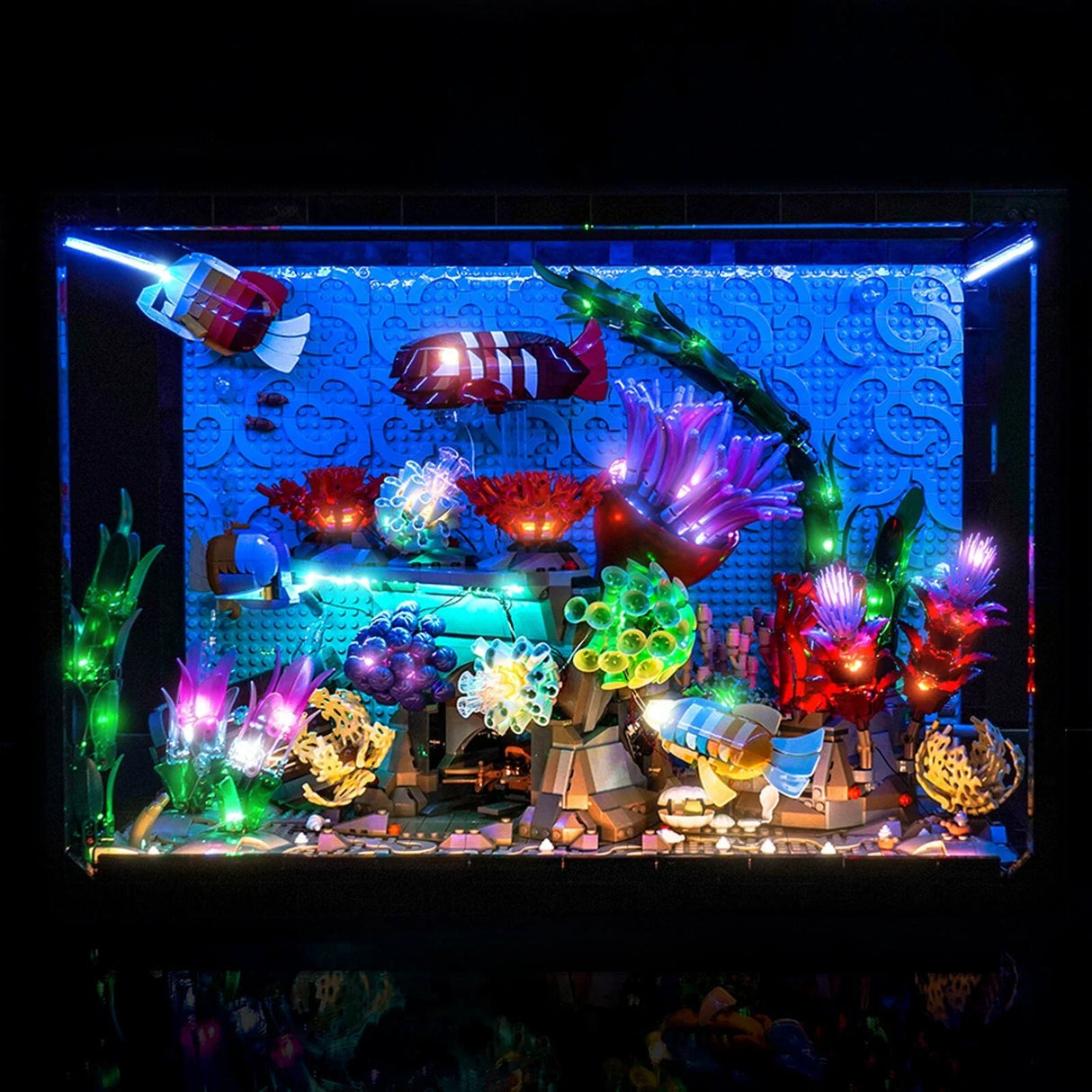 Beleuchtetes Lego-Aquarium mit bunten Korallen, Fischen und Pflanzen