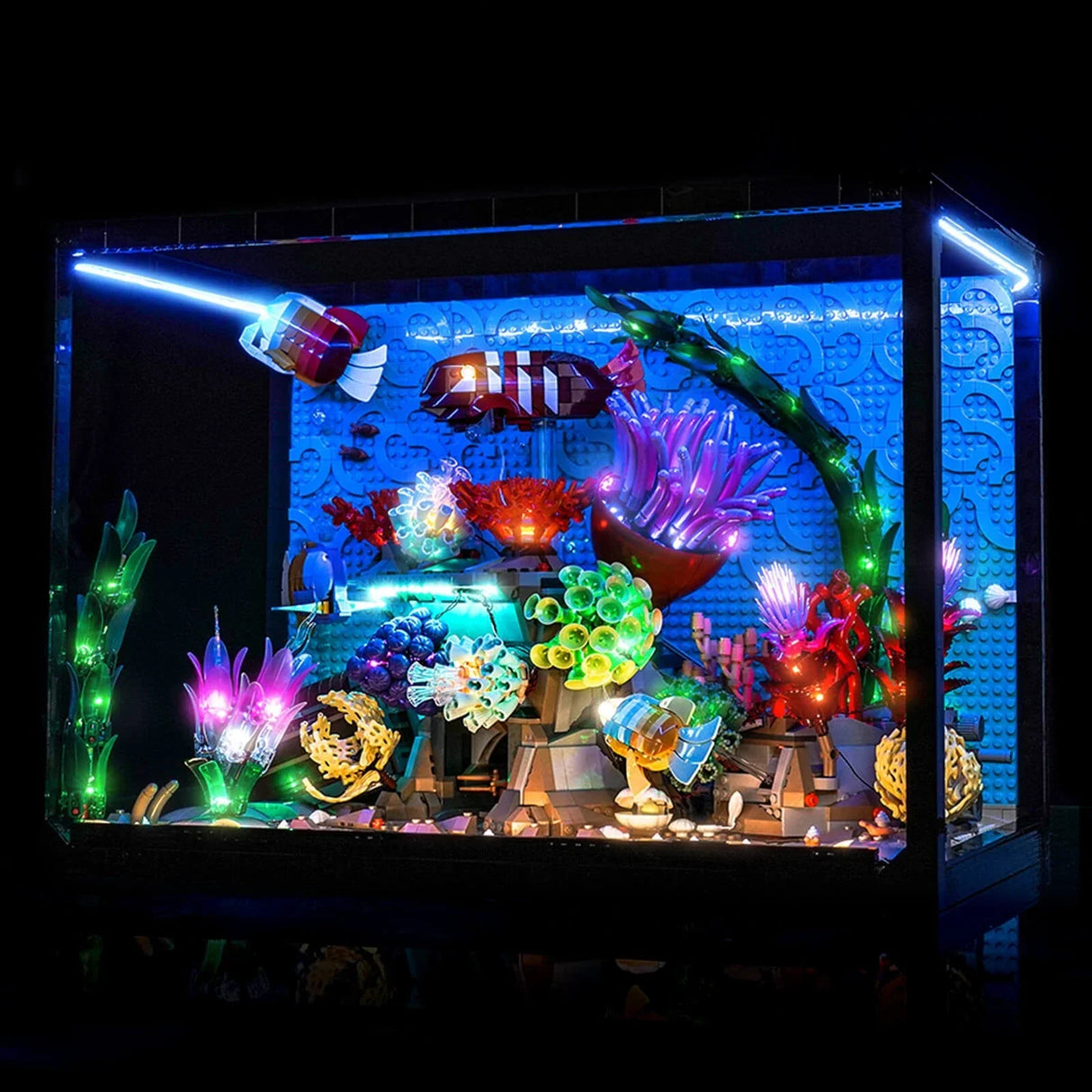 Beleuchtetes Lego-Aquarium mit bunten Korallen und Fischen