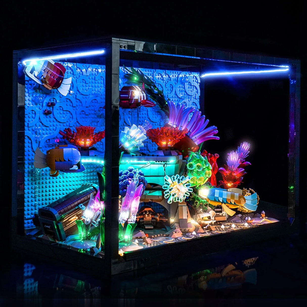Lego-Unterwasserwelt mit leuchtenden Korallen und Fischen in einem dunklen Display-Gehäuse