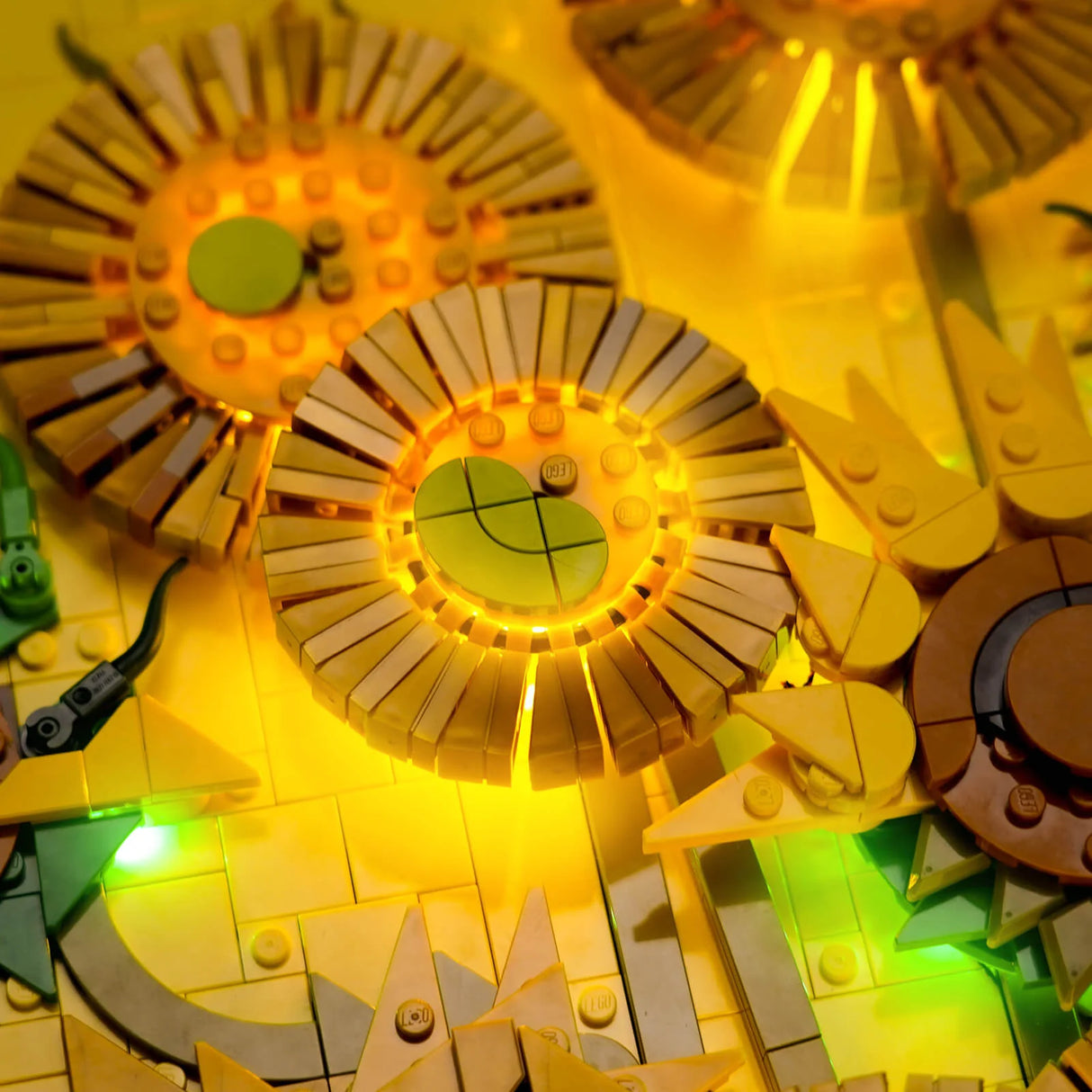 Nahaufnahme von LEGO-Sonnenblumen mit gelben Blütenblättern und grünen Blättern, die von unten beleuchtet werden