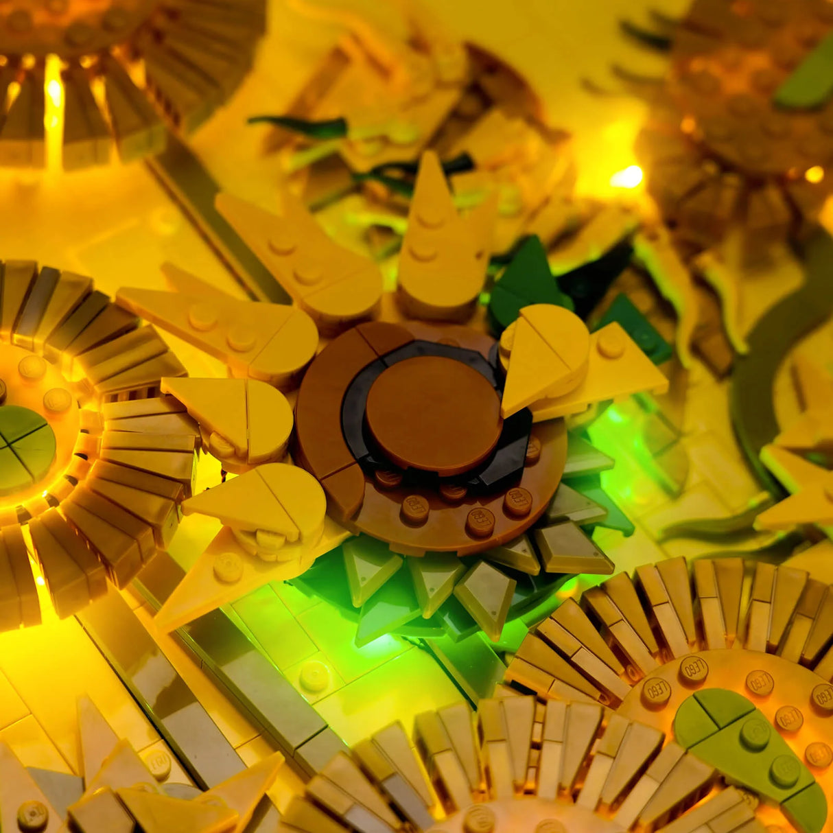 Nahaufnahme von LEGO-Sonnenblumen in Gelb und Grün mit leuchtenden Lichtern