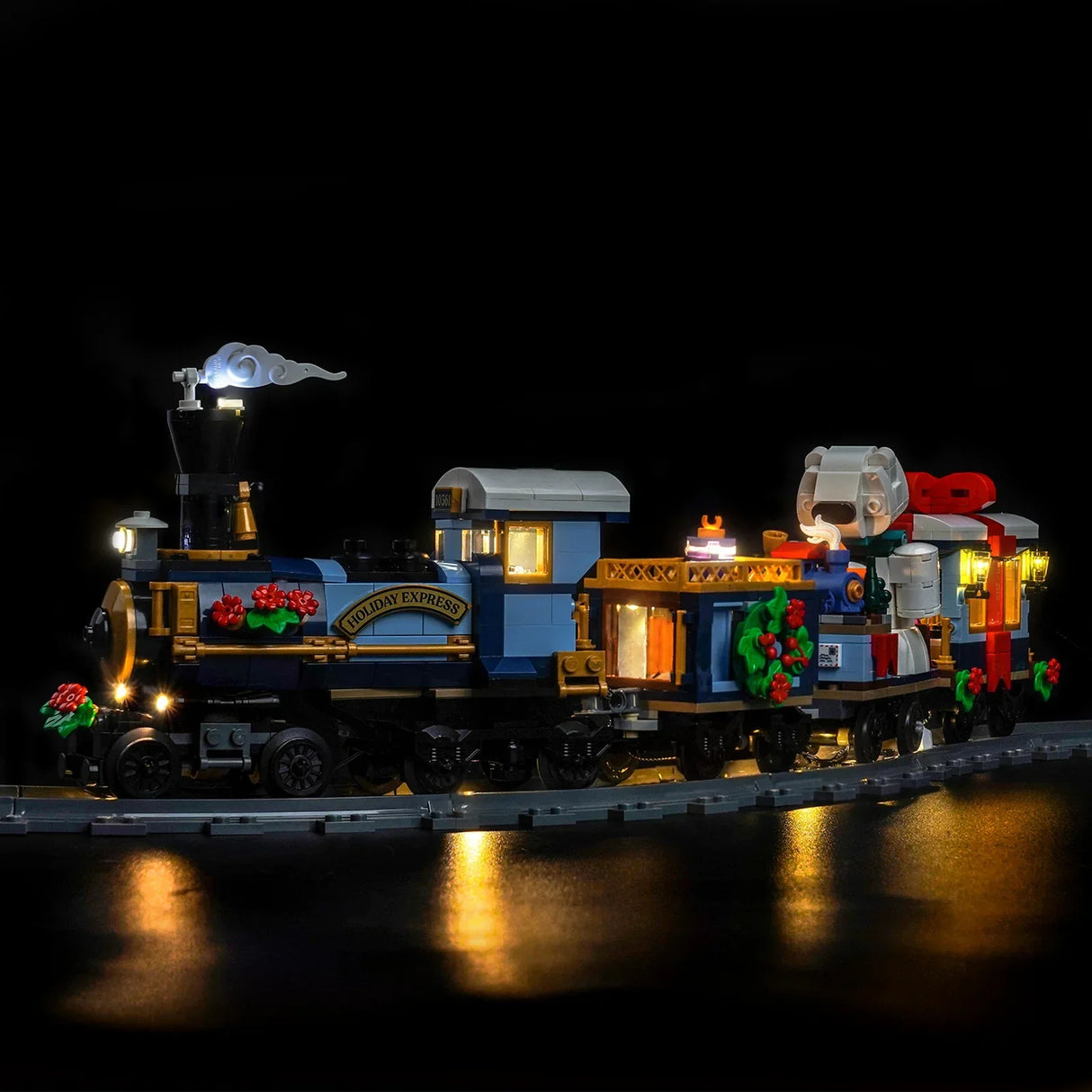 Beleuchteter Holiday Express Zug aus Legosteinen auf Schienen