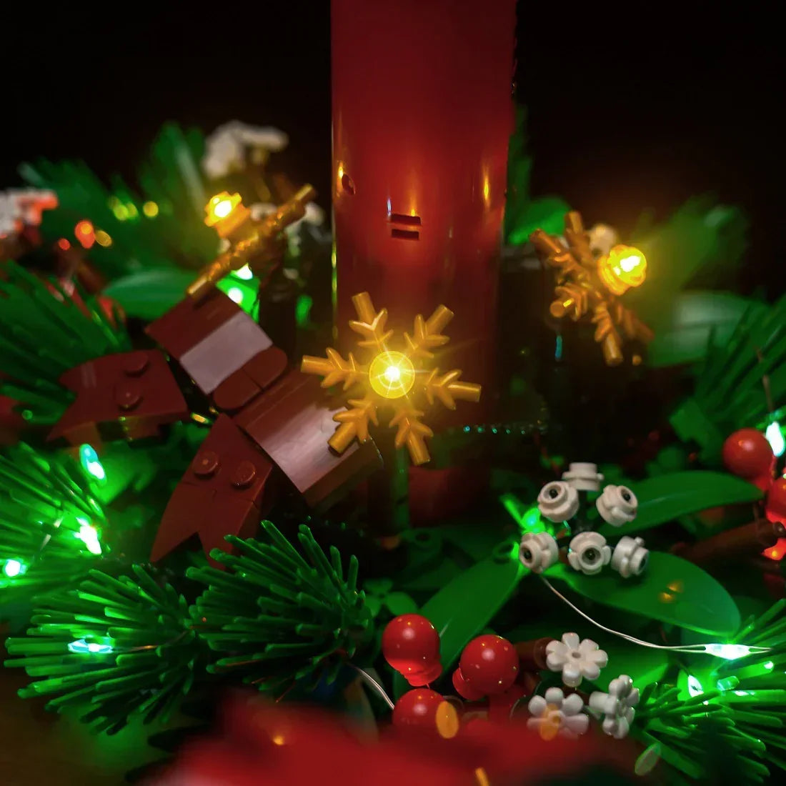 Weihnachtskranz aus Klemmbausteinen mit roter Kerze und LED Beleuchtung