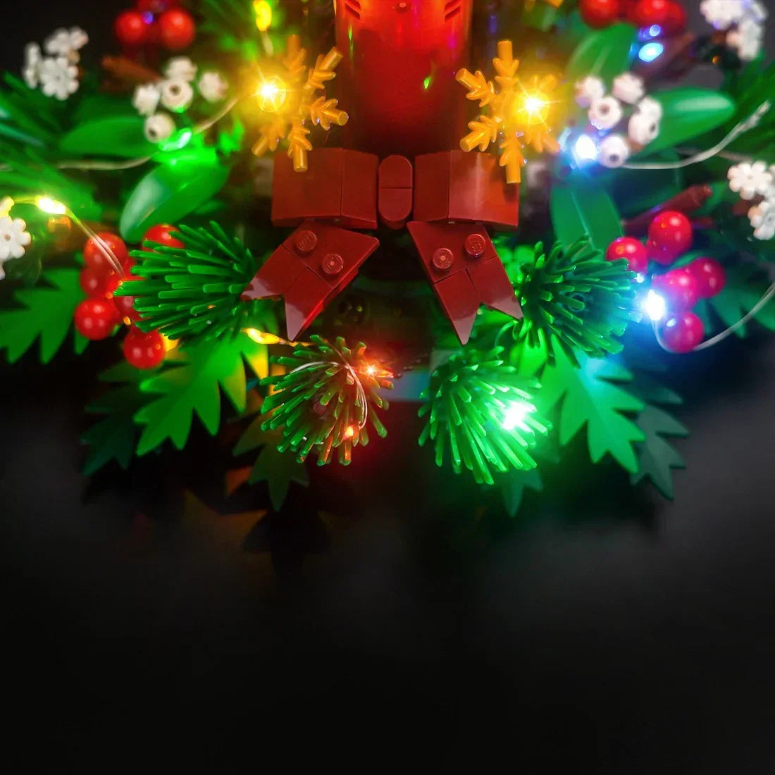Beleuchteter Lego Adventskranz mit roten Schleifen und Beeren