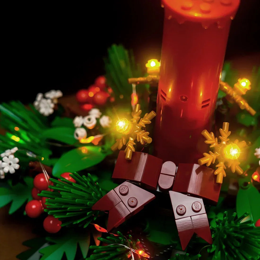Weihnachtlicher Lego Adventskranz mit roter Kerze und leuchtenden goldenen Schneeflocken
