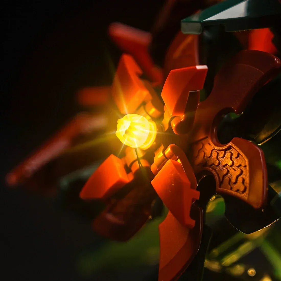 Nahaufnahme einer leuchtenden gelben LED in einem roten Lego-Modell