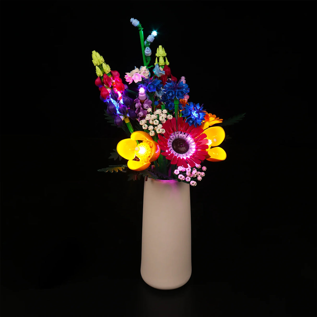 Bunter Blumenstrauß aus Klemmbausteinen mit integrierter LED Beleuchtung in einer weißen Vase vor schwarzem Hintergrund