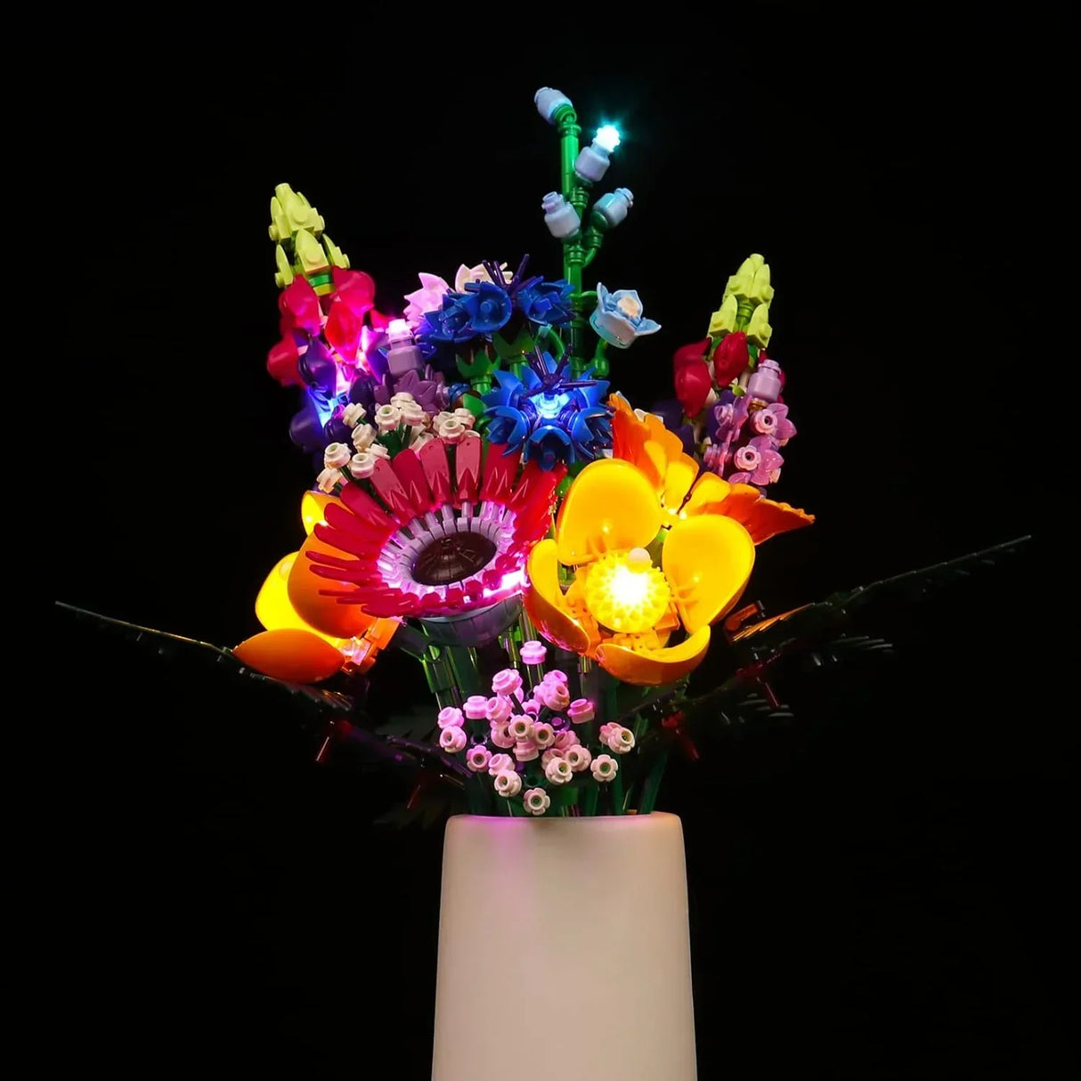 Bunter Lego Blumenstrauß in einer Vase mit integrierter LED Beleuchtung vor schwarzem Hintergrund