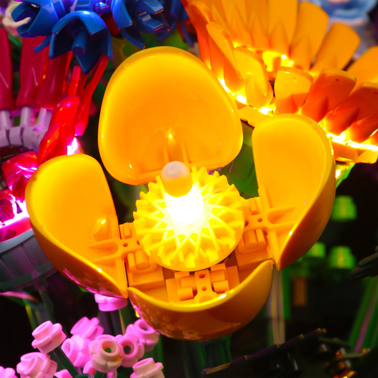 Nahaufnahme einer gelben Blume aus Kunststoffbausteinen mit integrierter LED Beleuchtung