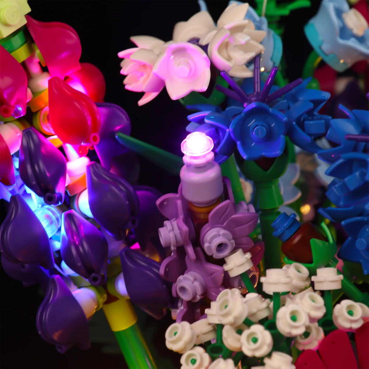 Nahaufnahme eines Blumenstraußes aus bunten Lego Steinen mit integrierter LED Beleuchtung