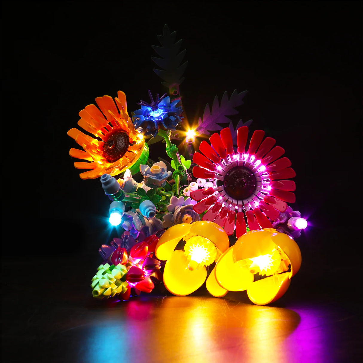Bunter Blumenstrauß aus Klemmbausteinen mit integrierter LED Beleuchtung vor schwarzem Hintergrund