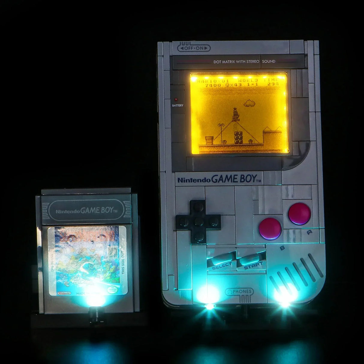 Ein leuchtender Nintendo Game Boy mit Super Mario Bros auf dem Bildschirm und ein Game Boy Spiel daneben