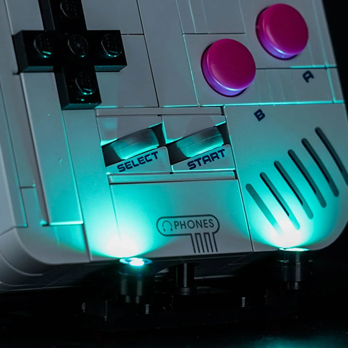 Nahaufnahme eines LEGO Game Boy mit leuchtenden Tasten und Kopfhöreranschluss