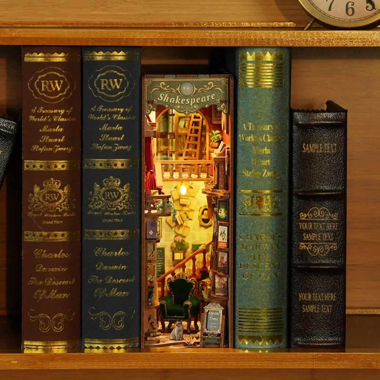 Bücherregal mit Miniatur-Buchladen-Einsatz, umgeben von klassischen Büchern