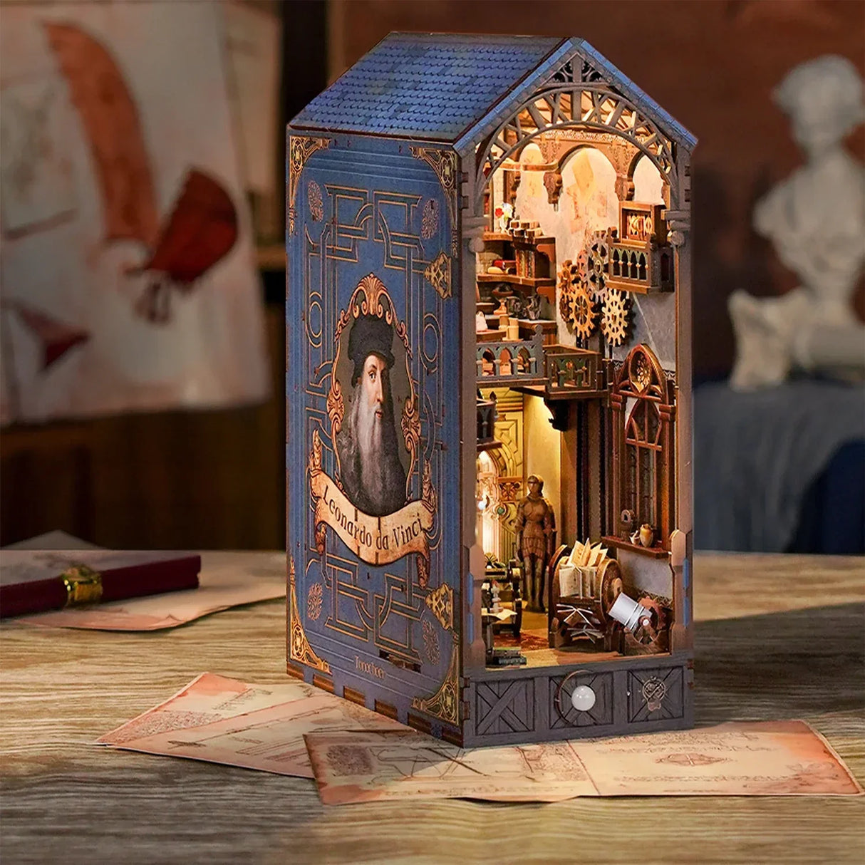 Miniatur-Bücherregal mit Leonardo da Vinci-Porträt und detailliertem Innenleben