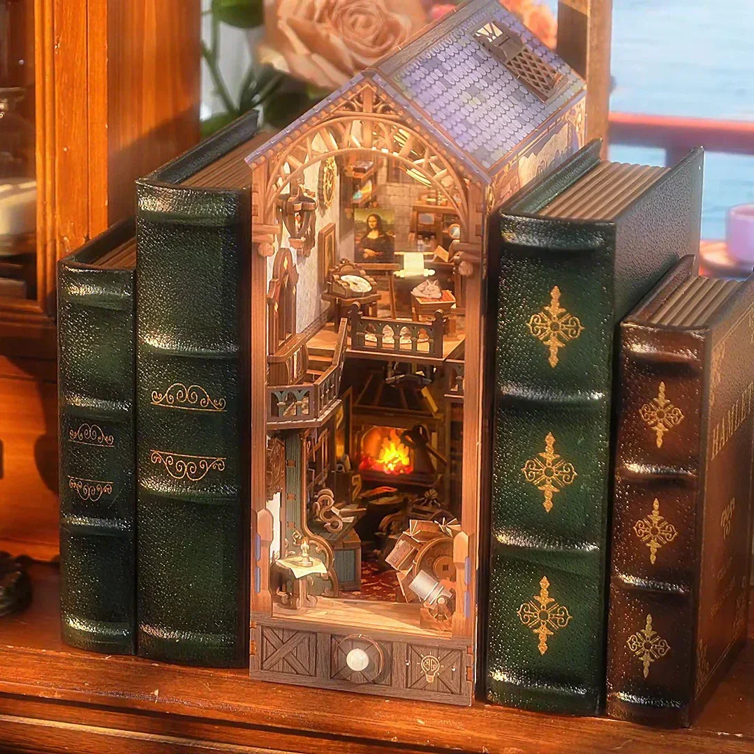 Miniatur-Bücherregal-Einsatz mit einem beleuchteten Raum, umgeben von grünen und braunen Büchern