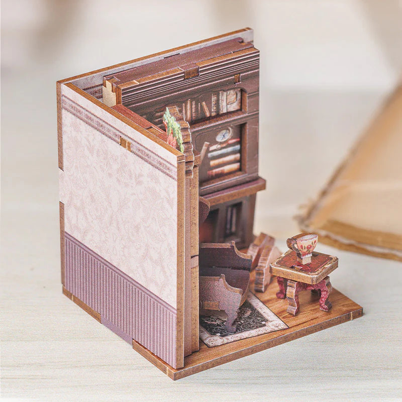 Miniatur-Bücherregal-Einsatz mit detailliertem Zimmer, Büchern und Möbeln