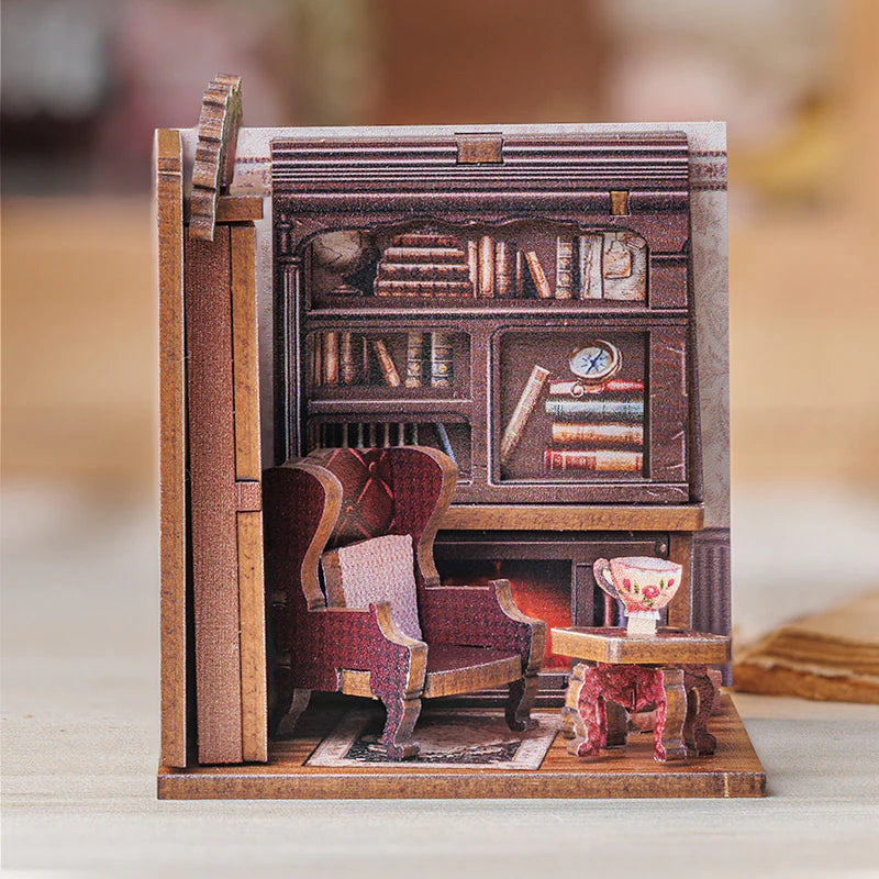 Miniatur-Bücherregal-Einsatz mit Sessel, Kamin und Teetasse